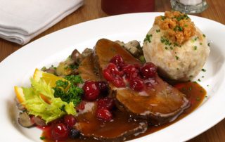 Hirschbraten mit Semmelknödel und Preiselbeeren im Gasthof Waldachtal bei Freudenstadt im Schwarzwald